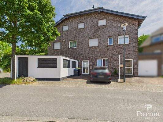 Frontansicht mit Gartenbereich