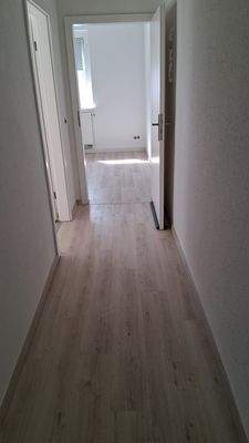 Heller Flur mit Holzboden