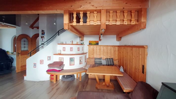 Wohnzimmer mit Kachelofen, Gepflegte Maisonette-Wohnung auf 3 Ebenen