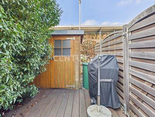 Gartenhütte mit Tür zur Terrasse und Zugang zum Stellplatz