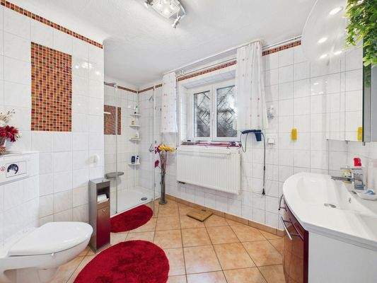 Badezimmer mit Dusche im KG