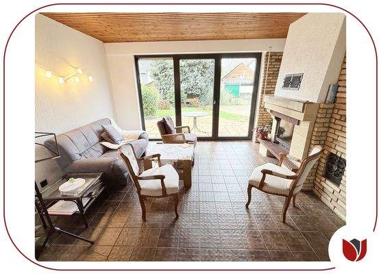 Wohnzimmer - gartenseitig - mit Kamin und Zugang zur Terrasse