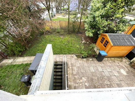 Blick in den Garten vom Balkon