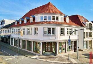 Eckgebäude mit roten Dach