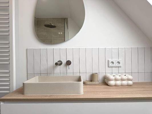 Waschtisch mit Aufsatzwaschbecken