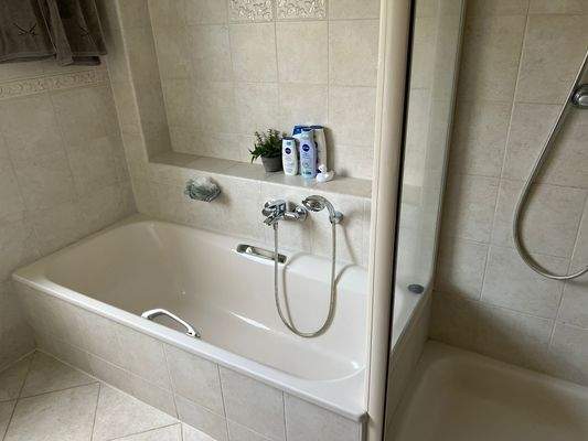 Bad mit Badewanne und Dusche.JPG