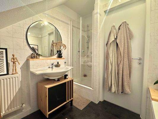 Badezimmer mit Dusche und Badewanne