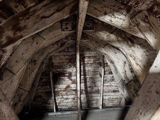 Erker zur Straßenseite, evtl. Verglasung möglich