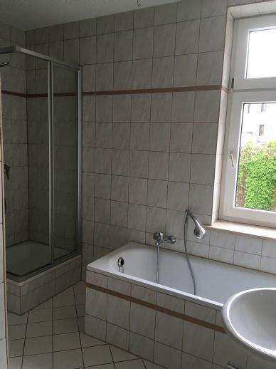 3 Raum Wohnung ab 08.26 in Wilkau-Haßlau zu vermieten, Tageslichtbad mit Dusche u. Wanne - Foto 2