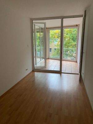 Zimmer 3 und Wintergarten_leer.jpg