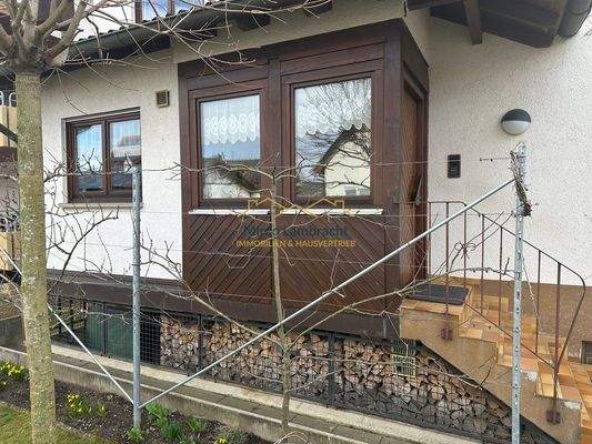 Holzlager unter dem Eingangsbereich