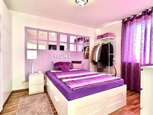 Geräumiges Schlafzimmer