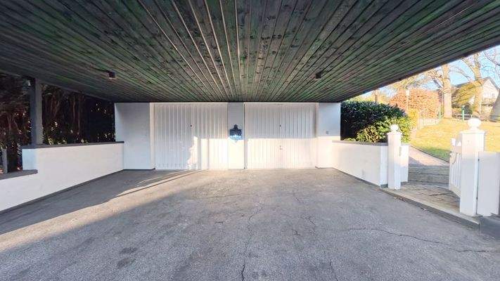 2 Garagen und 2 Stellplätze (überdacht)