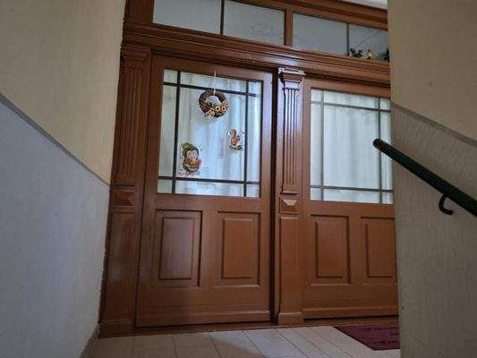 K800_Wohnungseingang im Treppenhaus