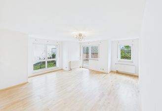 lichtdurchfluteter Wohnbereich