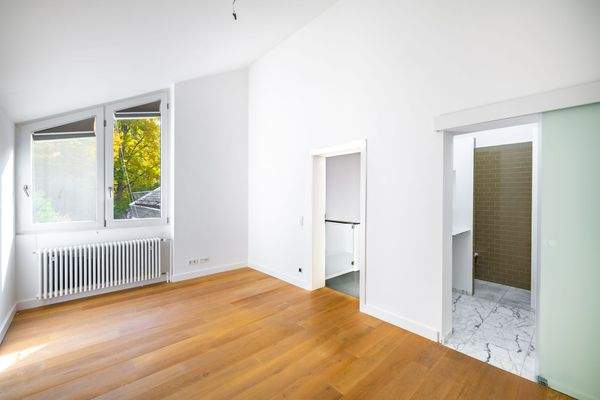 Die hohen Raumhöhen und Dachschräge verleihen dem 