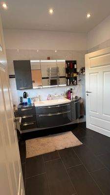 Badezimmer mit großer Dusche und getrenntem WC 