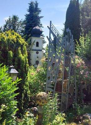 LeBa aussen Park Kirchturm 3.jpg