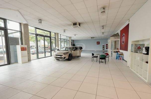 Ausstellungshalle links innen IV