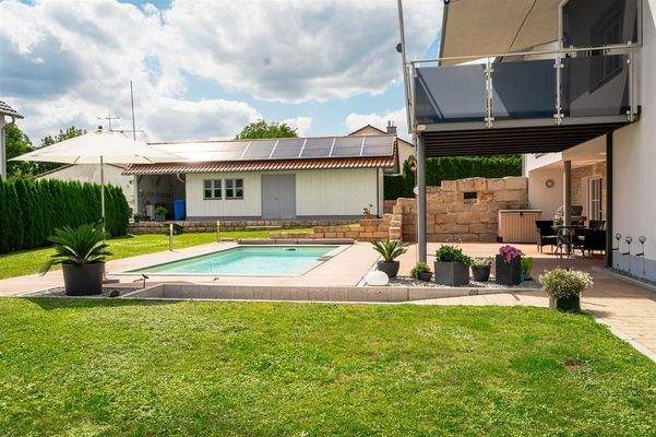 Terrasse, Pool und Nebengebäude mit PV-Anlage