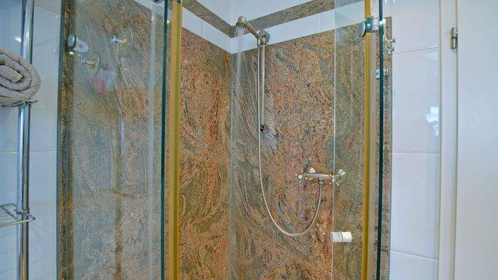 OG Dusche im Masterbad mit Balkon