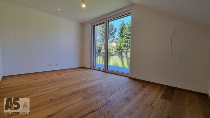 Schlafzimmer mit Ausgang auf den großen Sonnenbalkon