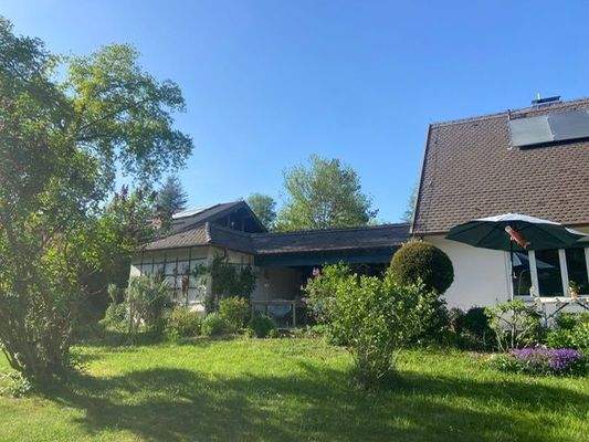 vom Garten auf die Remise und die Garage