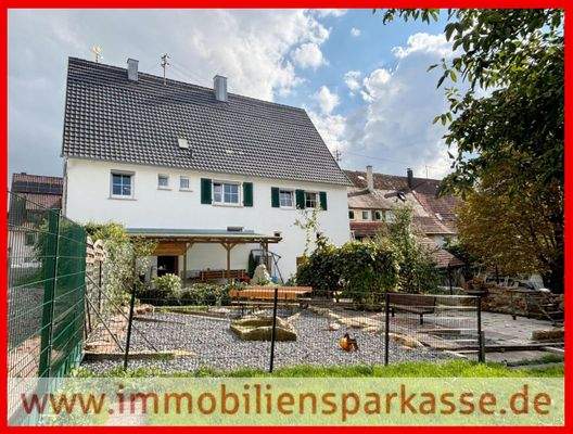 Hausansicht mit großem Garten