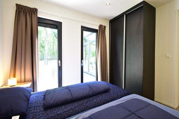 hauptschlafzimmer-kaufen-dunkle-schranke-moderne-v