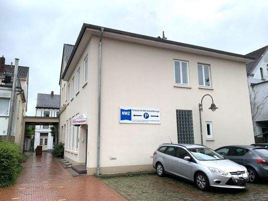 Rückansicht mit Parkplätze