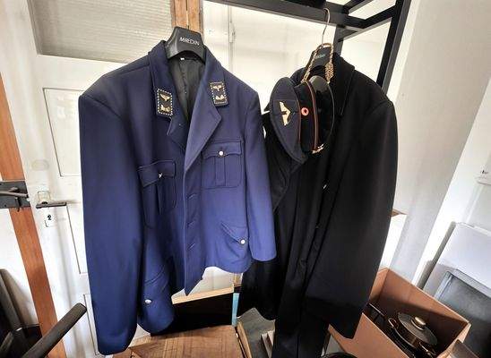 Bahnwärterraum Uniformen