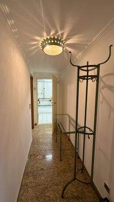 Flur, zu Bad und Heizraum