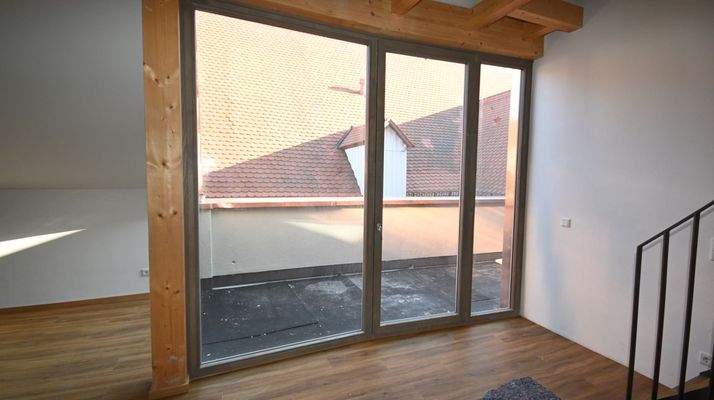 ...mit großer Glasfront zur Loggia