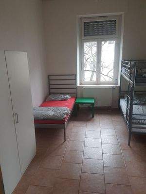 Praktisches Mehrbettzimmer mit Komfort: Rollladengeschützte Fensterfront und großzügiger Stauraum garantieren Wohnqualität!