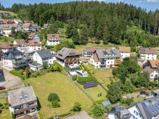 Luftaufnahme des charmanten Schwarzwaldhauses