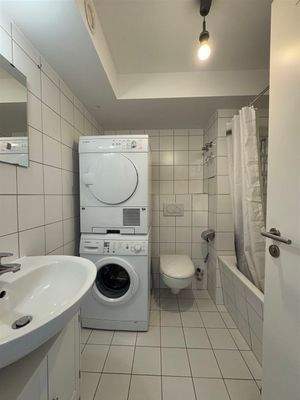 Das Bad mit Badewanne, WC und WM-Anschluss