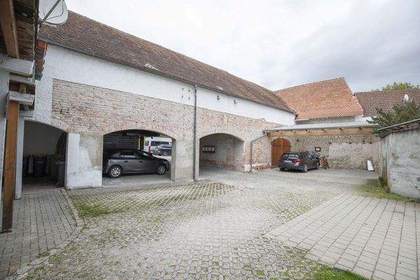 Außenbereich Parkplätze