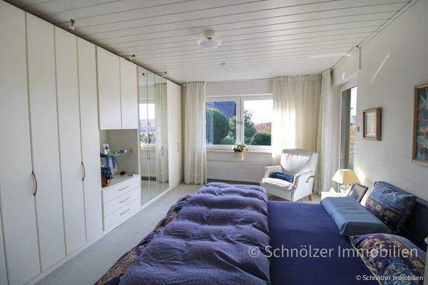 Schlafzimmer 1 EG mit Zugang zum Balkon