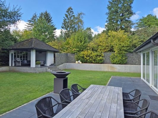 Garten mit Terrasse und Pavillon