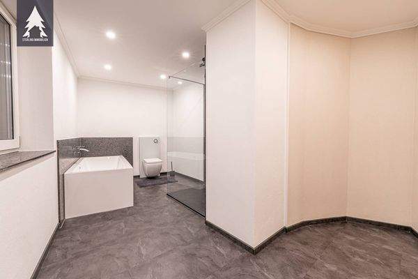 EG Bad mit Wanne und Dusche