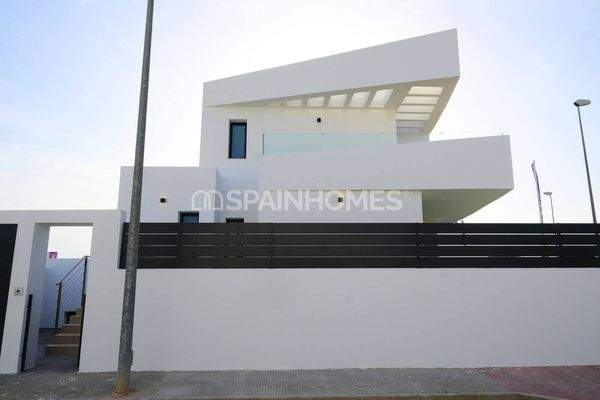 3-Bedroom Houses with Swimming Pools in Dolores Alicante