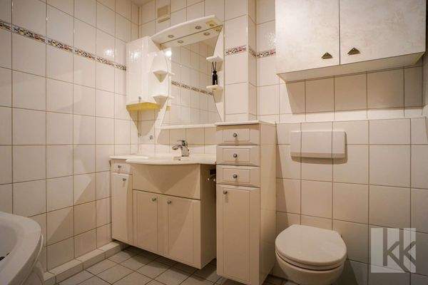 Im Obergeschoss: Ein Badezimmer mit...