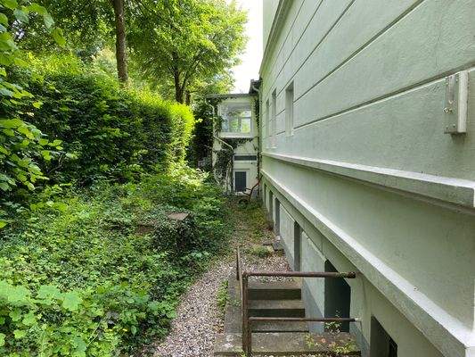 Seitenansicht mit Kellerzugang