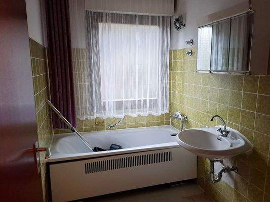 Tgl.-Bad mit Wanne, EG