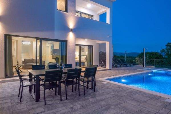 Terrasse u. Pool Abend