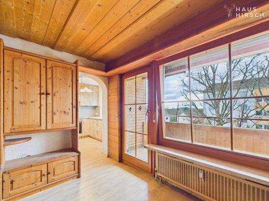 Wohnzimmer mit Zugang zum Balkon/Küche