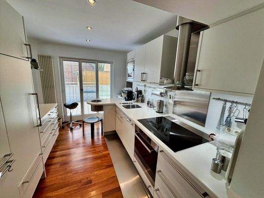 Offene Küche mit Ausgang zur Terrasse