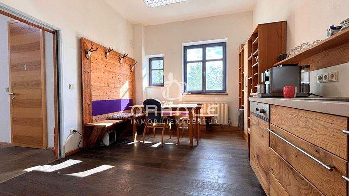 Aufenthaltsraum mit Einbauküche