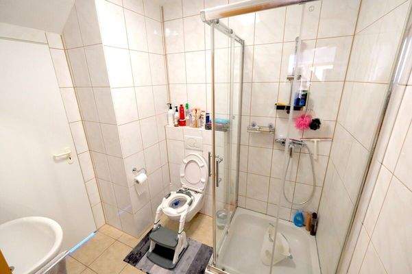 DG - WC & Dusche  I   Eingangstür Heizung