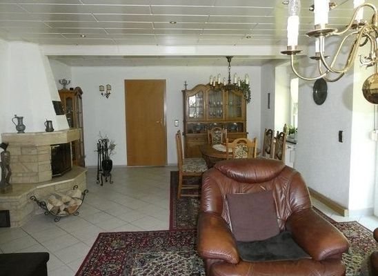 EG: Wohnzimmer mit Kamin